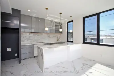 Att/Row/Townhouse in Toronto