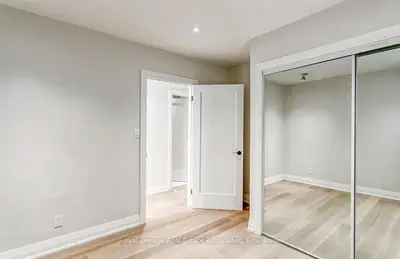 237 LAKESHORE Road E 2, Mississauga, ON L5G 1G8