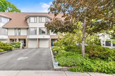 Att/Row/Townhouse in Oakville