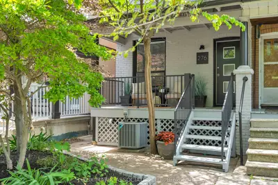 Att/Row/Townhouse in Toronto