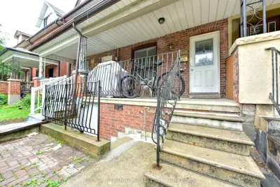 Att/Row/Townhouse in Toronto