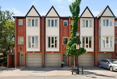 Condo Townhouse in Burlington