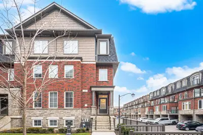 Condo Townhouse in Milton
