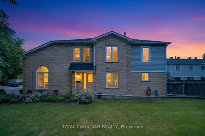 63 Heathcliffe Square, Brampton, On L6s 5r3