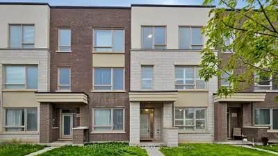 Att/Row/Townhouse in Oakville