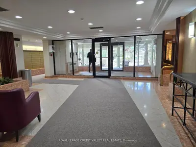 24 Hanover Road 2101, Brampton, On L6s 5k8