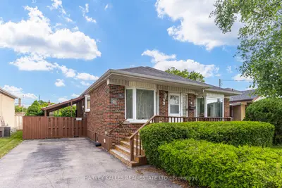 9 Sealcove Drive, Toronto, On M9c 2c3