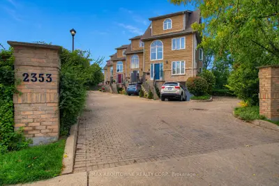 Att/Row/Townhouse in Oakville