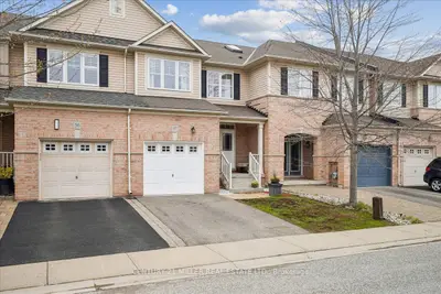 Att/Row/Townhouse in Oakville