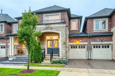 Att/Row/Townhouse in Oakville
