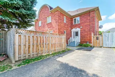 Att/Row/Townhouse in Brampton