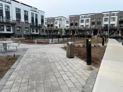 Condo Townhouse in Milton