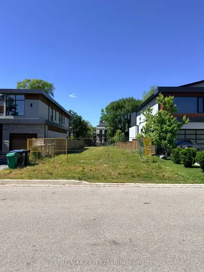 755 Montbeck Crescent, Mississauga, On L5g 1p4