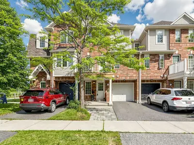 Att/Row/Townhouse in Oakville
