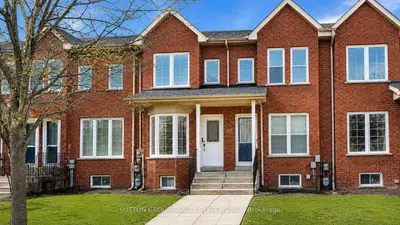 Att/Row/Townhouse in Toronto