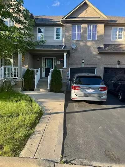 Att/Row/Townhouse in Milton