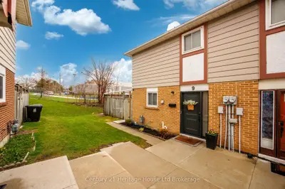 9 San Vito Way, Toronto, On M3l 2g7