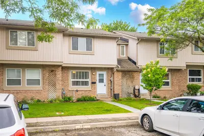 Condo Townhouse in Milton