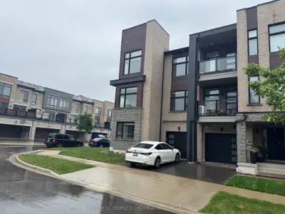 Att/Row/Townhouse in Oakville