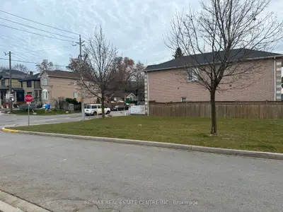 W/s Keele St, Toronto, On M6n 3e9