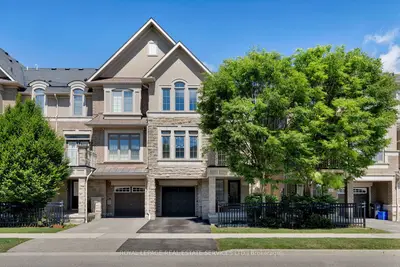 Att/Row/Townhouse in Oakville