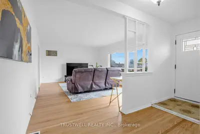 2 Del Ria Drive, Toronto, On M6l 1m1