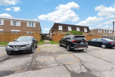 184 Town House Crescent 184, Brampton, On L6w 3c6