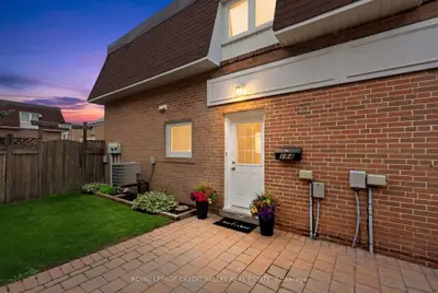 184 Town House Crescent 184, Brampton, On L6w 3c6
