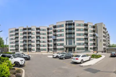 Condo Apartment in Milton