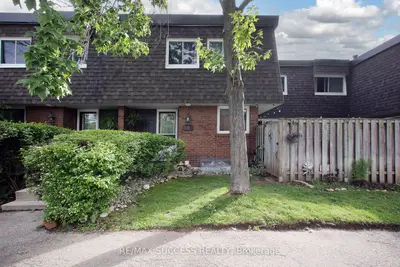 Condo Townhouse in Burlington