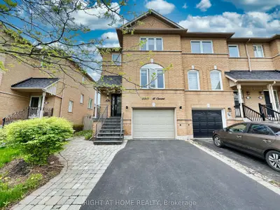 Att/Row/Townhouse in Oakville