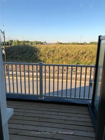Att/Row/Townhouse in Milton
