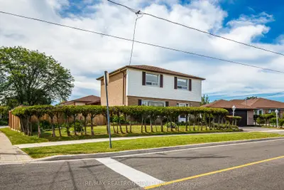 62 Hullmar Drive, Toronto, On M3n 2e3