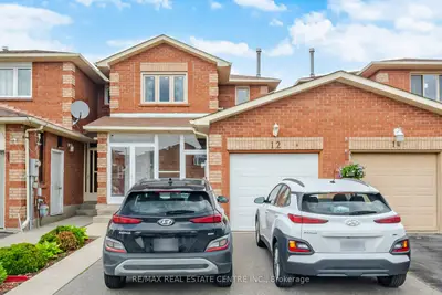 Att/Row/Townhouse in Brampton