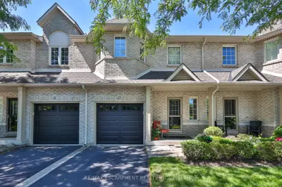 Condo Townhouse in Burlington