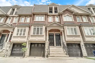 Att/Row/Townhouse in Toronto