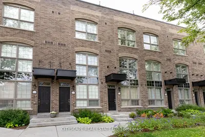 Att/Row/Townhouse in Toronto