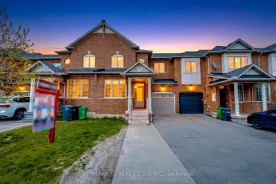 Att/Row/Townhouse in Brampton