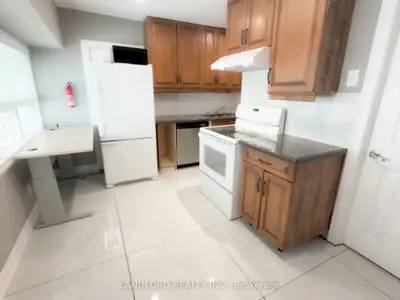 9 Albright Avenue Main, Toronto, On M8w 1w9