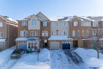 Att/Row/Townhouse in Brampton