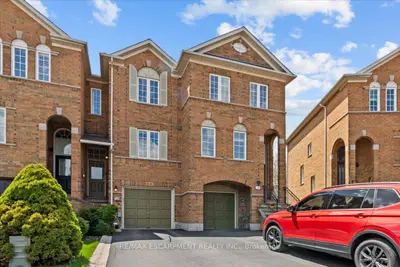 Att/Row/Townhouse in Oakville