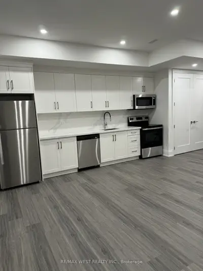21 Antonio Court Lower, Toronto, On M9l 0a4