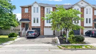 Att/Row/Townhouse in Brampton