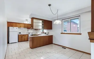 7 Larchmere Avenue, Toronto, On M9l 2n2