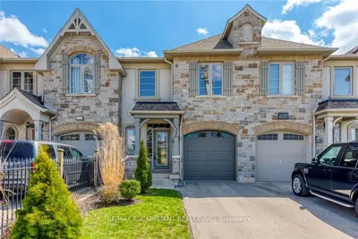 Att/Row/Townhouse in Oakville