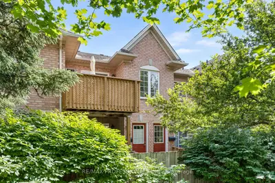 Condo Townhouse in Burlington