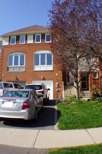 Att/Row/Townhouse in Oakville