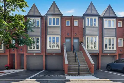 Condo Townhouse in Burlington