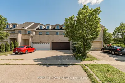 Att/Row/Townhouse in Oakville