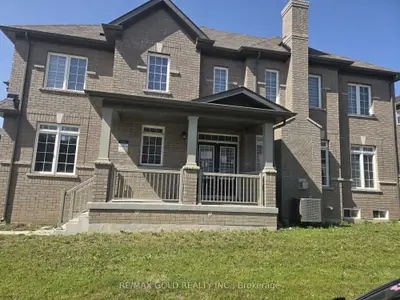 Att/Row/Townhouse in Brampton